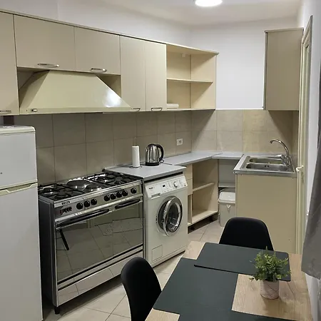 Nona's * تيرانا